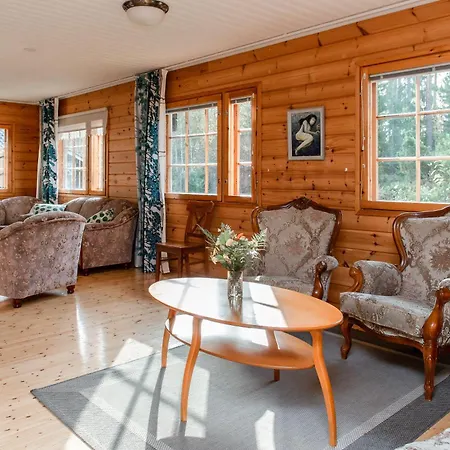 Kultakukkura Hirsikartano Villa