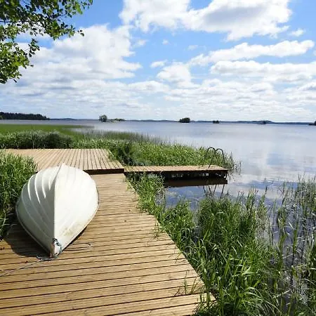 Kultakukkura Hirsikartano Villa *
